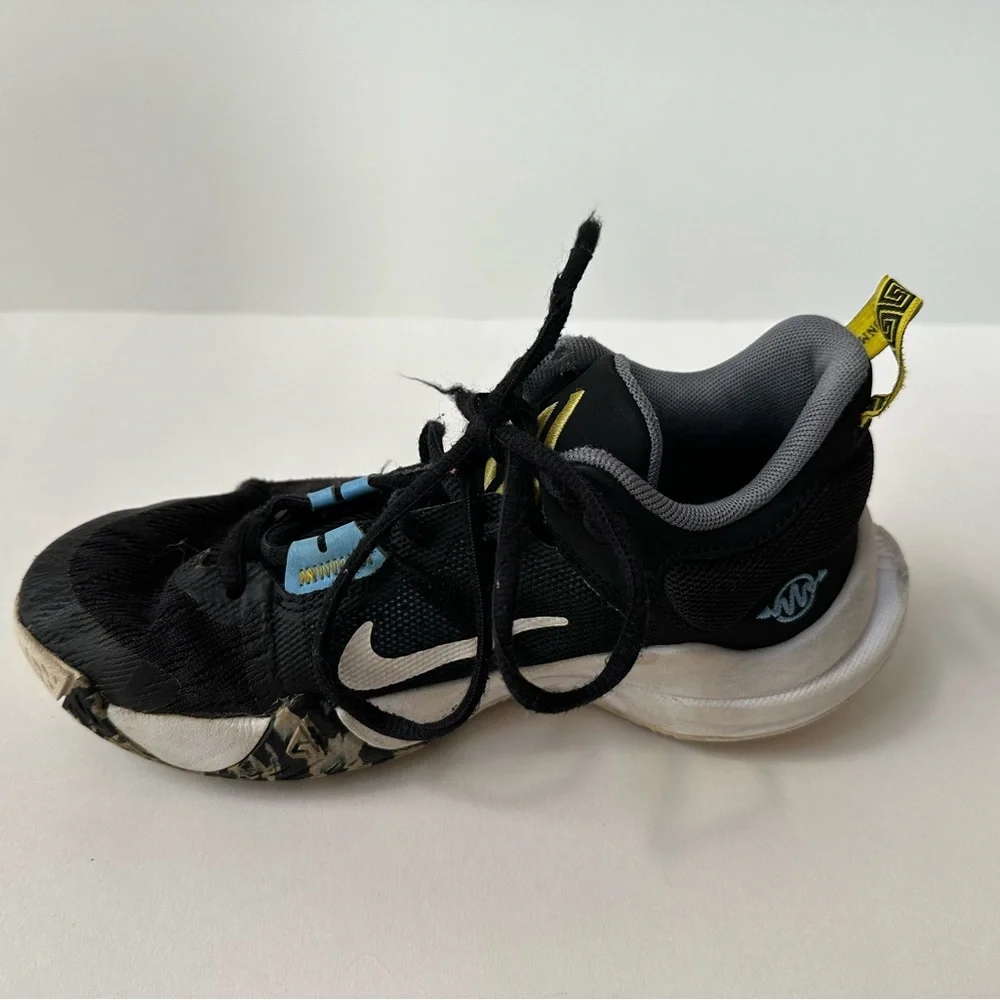 Boys Nike Giannis size 3.5Y Basketball Shoe